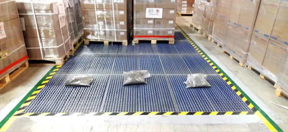 Sacos com amostras de sujeira coletadas sobre o ProfilGate® num corredor de estoque com paletes