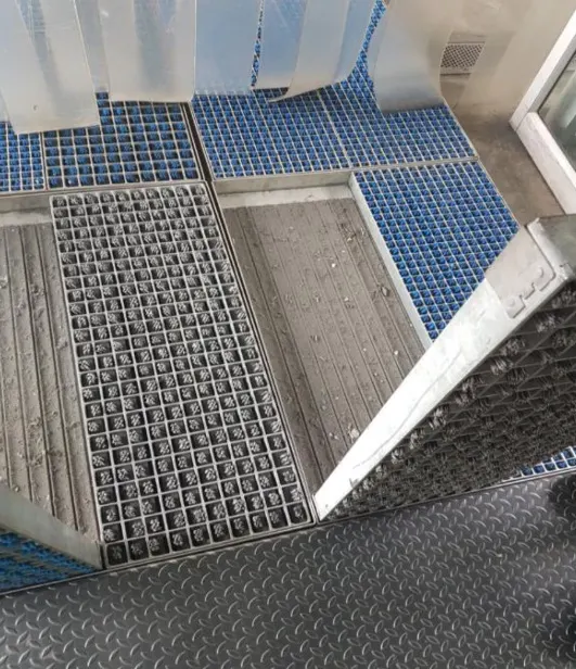 Sistema ProfilGate® instalado na entrada de uma fábrica, com esteiras plásticas ao lado