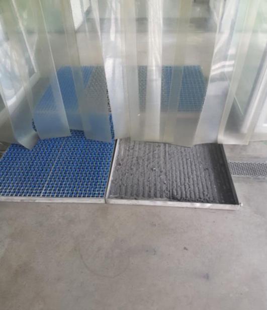 Sistema ProfilGate® instalado em outra entrada industrial, mostrando o contraste entre a área limpa e suja